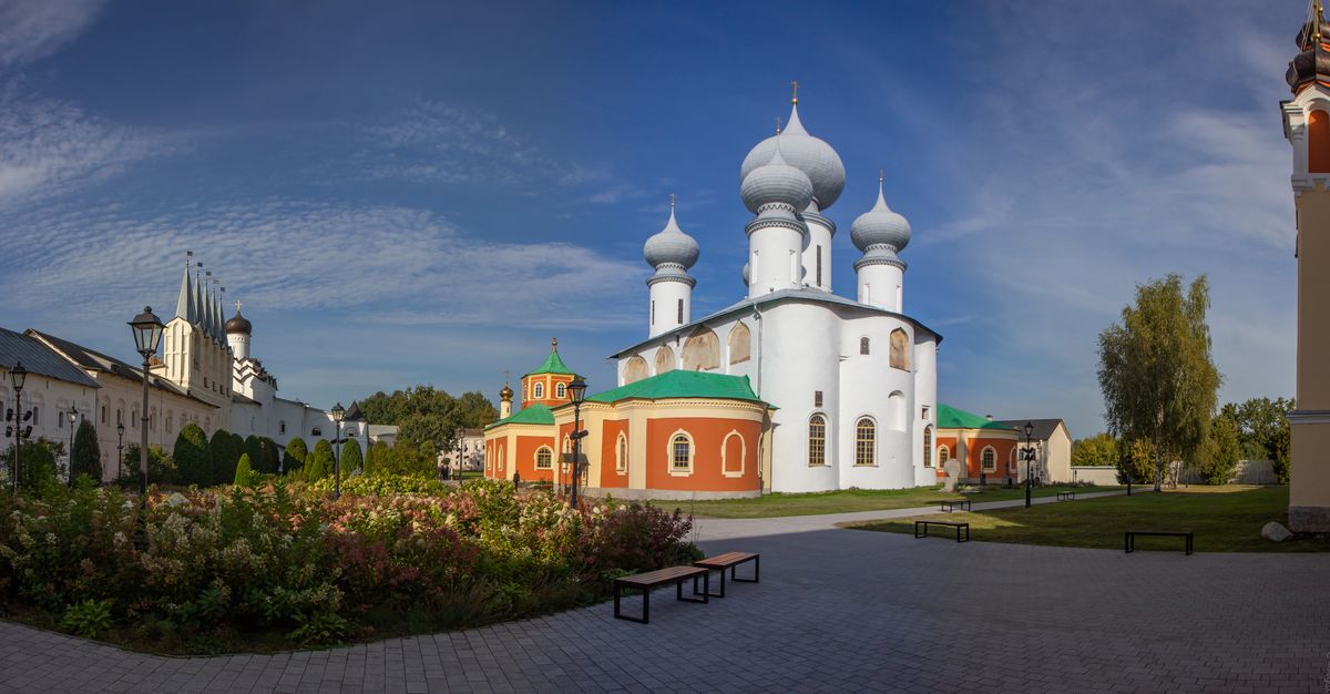 Панорама с юго-востока, общий вид в ландшафте. Тихвинский Богородице-Успенский мужской монастырь, Тихвин (Тихвинский район, Ленинградская область)