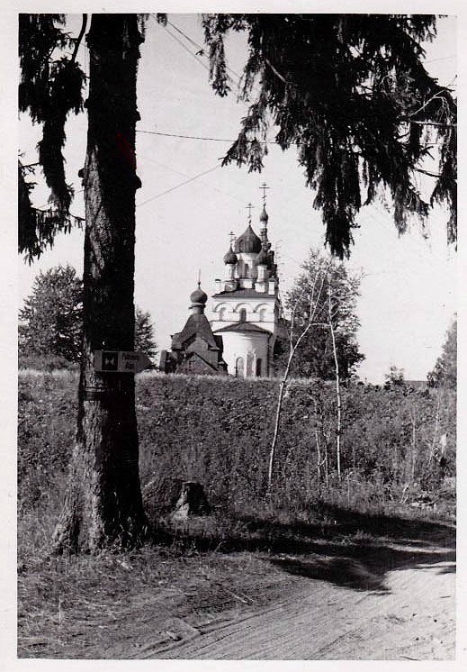 Церковь Покрова Пресвятой Богородицы, Козья Гора (Сланцевский район, Ленинградская область). архивная фотография, Фото 1941 г. с аукциона e-bay.de. на переднем плане дер. церковь преп. Серафима Саровского, сгоревшая в 1944 г.