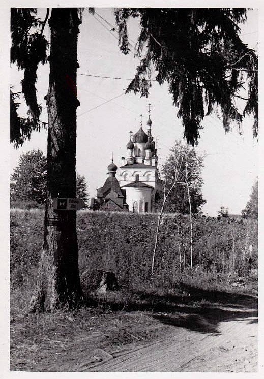 Козья Гора. Церковь Покрова Пресвятой Богородицы. архивная фотография, Фото 1941 г. с аукциона e-bay.de. на переднем плане дер. церковь преп. Серафима Саровского, сгоревшая в 1944 г.