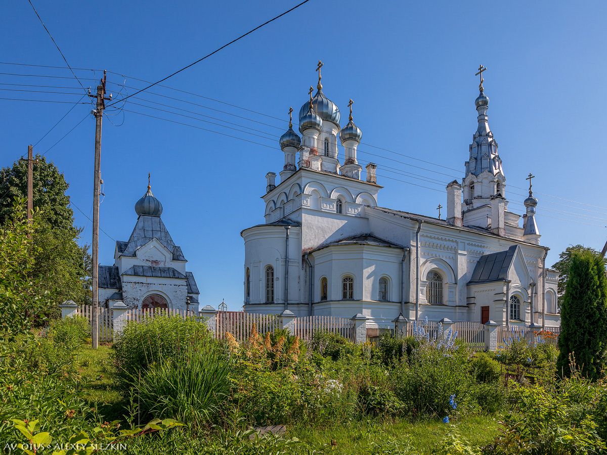 Церковь Покрова Пресвятой Богородицы, Козья Гора (Сланцевский район, Ленинградская область). фасады, Церковь и часовня-усыпальница Кудрявцевых