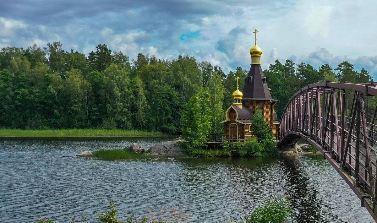общий вид в ландшафте. Церковь Андрея Первозванного на Вуоксе, Васильево (Приозерский район, Ленинградская область)