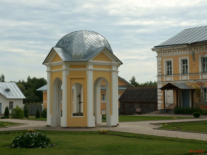 Введено-Оятский женский монастырь, Оять (Лодейнопольский район, Ленинградская область). дополнительная информация, Сень над колодцем