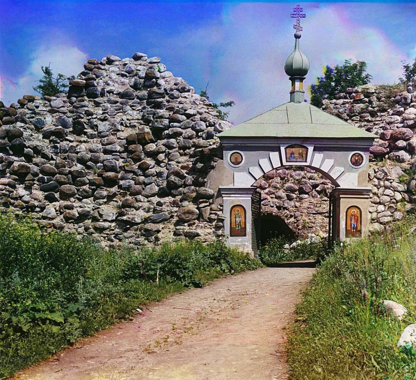 Старая Ладога. Церковь Георгия Победоносца. архивная фотография, С. М. Прокудин-Горский. Вход в ограду церкви Св. Георгия. / [Вход в Староладожскую крепость через Воротную башню.] 1909 год.
фото с http://prokudin-gorskiy.ru/image.php?ID=723