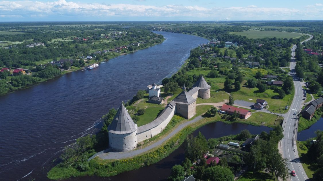 Старая Ладога. Церковь Георгия Победоносца. общий вид в ландшафте