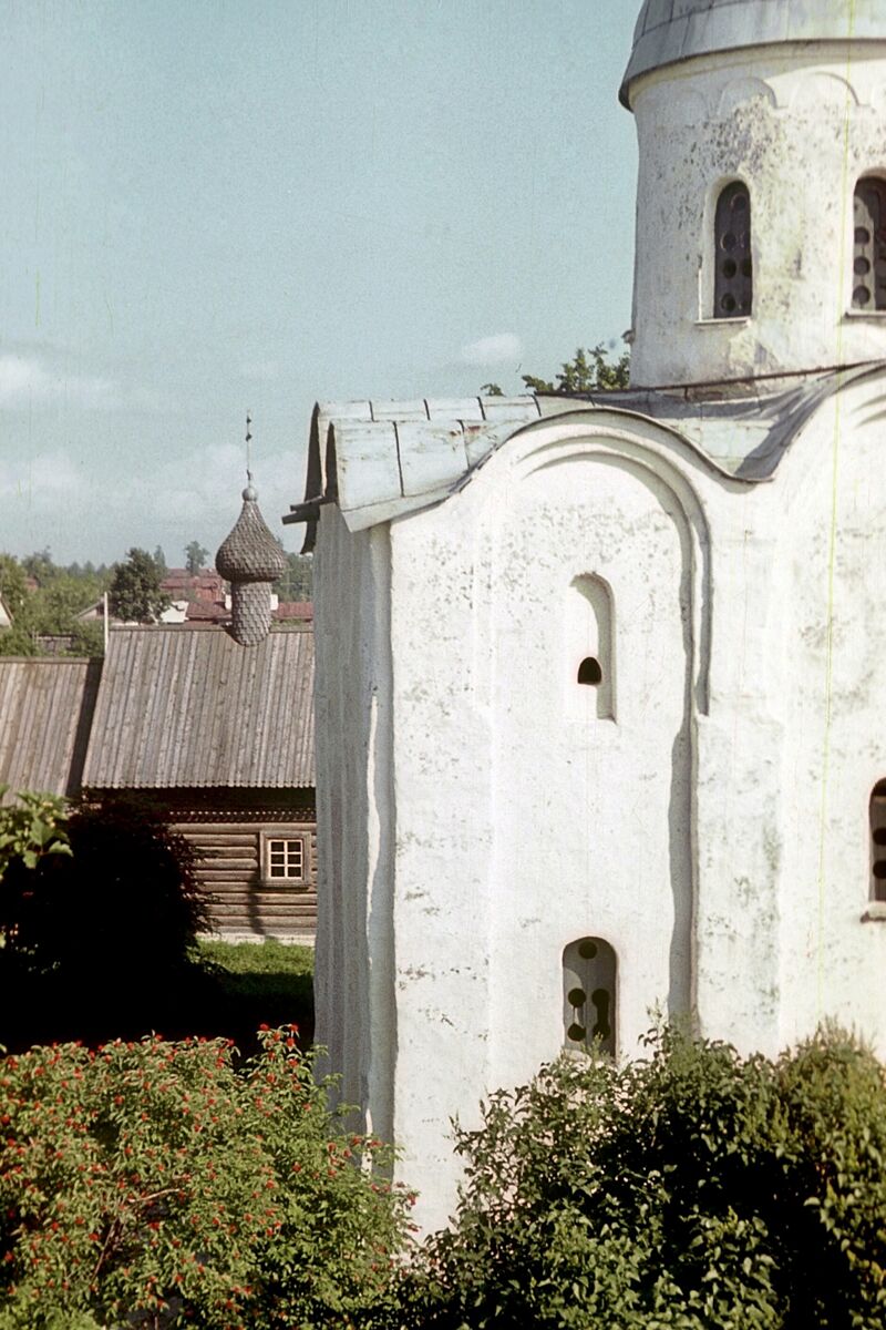Церковь Георгия Победоносца, Старая Ладога (Волховский район, Ленинградская область). архивная фотография, Скан слайда из домашнего архива. Снято во второй половине семидесятых годов.