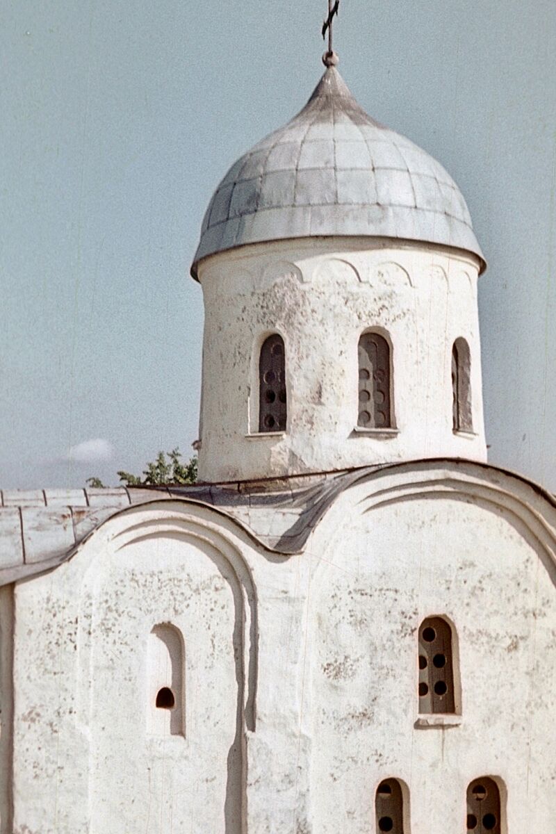 Церковь Георгия Победоносца, Старая Ладога (Волховский район, Ленинградская область). архивная фотография, Скан слайда из домашнего архива. Снято во второй половине семидесятых годов.