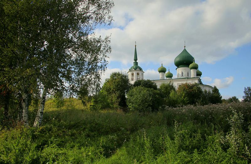 Старая Ладога. Церковь Рождества Иоанна Предтечи на Малышевой горе. общий вид в ландшафте