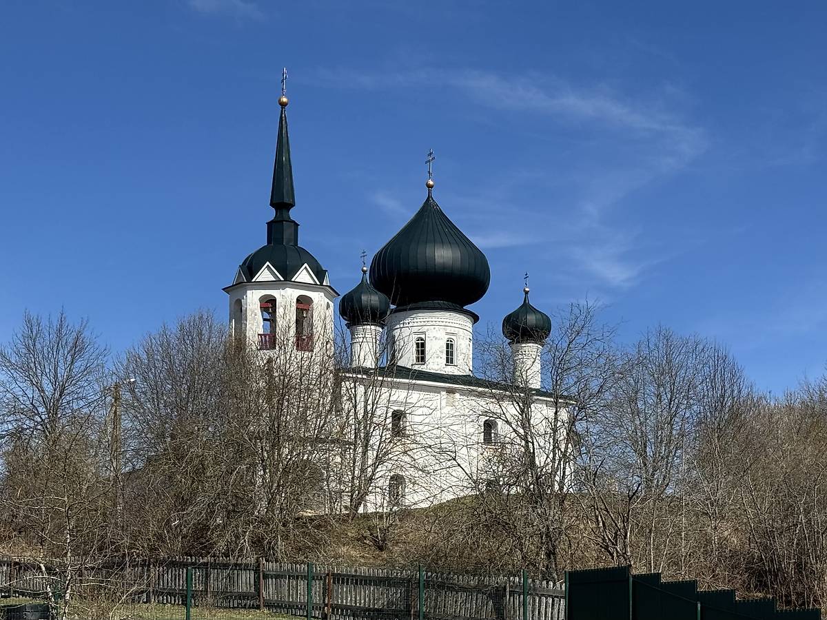 Вид с юго-запада, общий вид в ландшафте. Церковь Рождества Иоанна Предтечи на Малышевой горе, Старая Ладога (Волховский район, Ленинградская область)