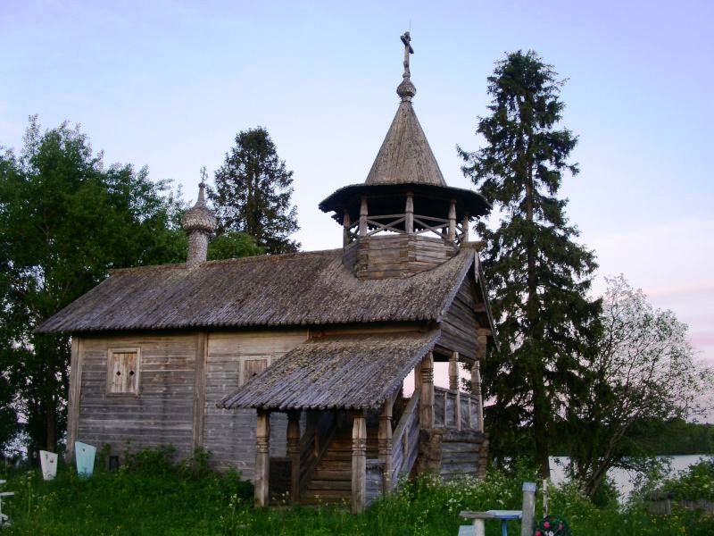 Часовня Петра и Павла, Заозерье (Подпорожский район, Ленинградская область). фасады, белой ночью (полночь)