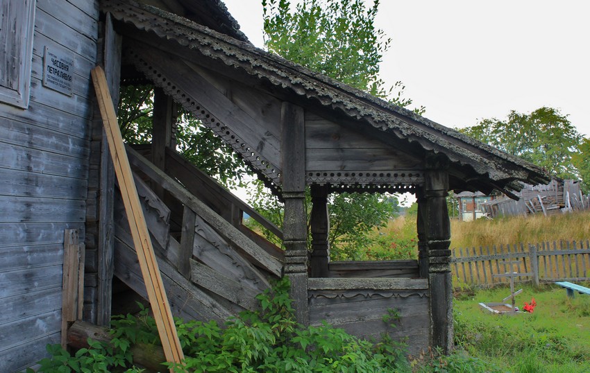 Часовня Петра и Павла, Заозерье (Подпорожский район, Ленинградская область). архитектурные детали, Крыльцо, вид с востока