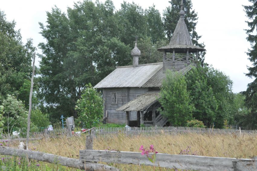 Часовня Петра и Павла, Заозерье (Подпорожский район, Ленинградская область). общий вид в ландшафте