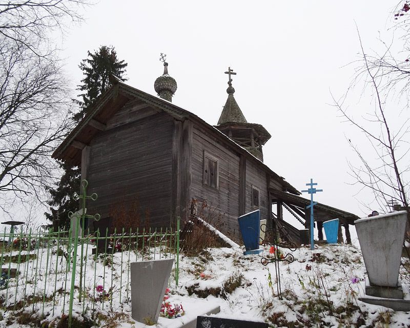 Часовня Петра и Павла, Заозерье (Подпорожский район, Ленинградская область). фасады, Вид на часовню от озера