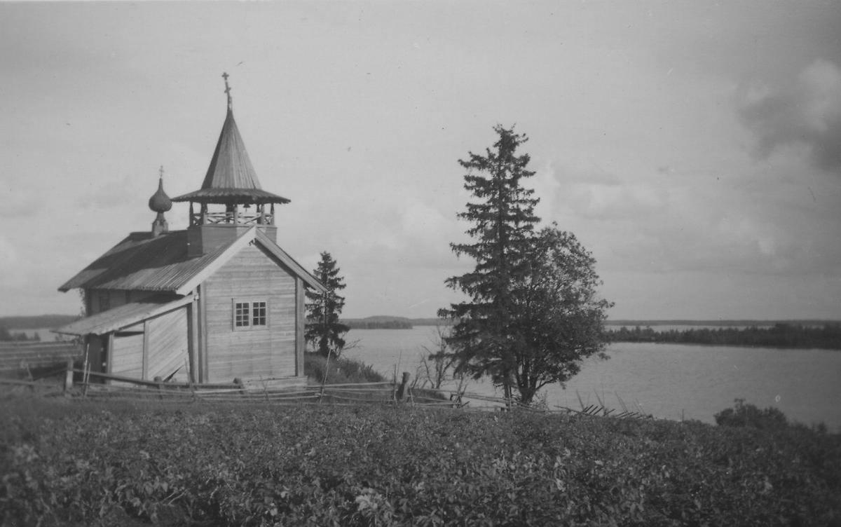Фото 1943 года из архива SA-Kuva. Автор Viljo Nissilä, архивная фотография. Часовня Петра и Павла, Заозерье (Подпорожский район, Ленинградская область)