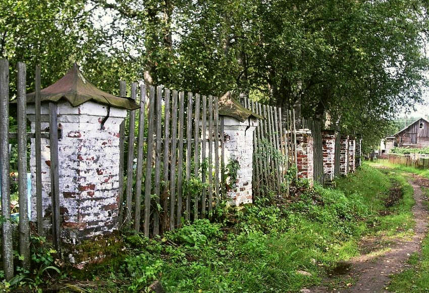 Церковь Воскресения Христова, Курпово (Важины) (Подпорожский район, Ленинградская область). дополнительная информация, остатки ограды
