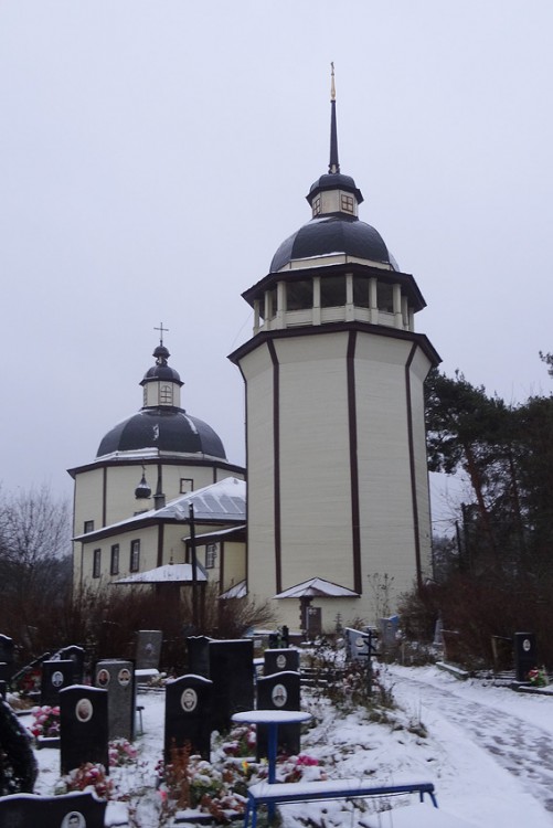 Церковь Воскресения Христова, Курпово (Важины) (Подпорожский район, Ленинградская область). фасады, На этом фото видно, что кресты на главках храма и колокольни ориентировано по-разному