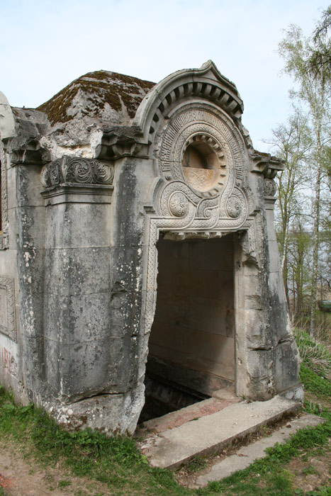 Череменец. Иоанно-Богословский Череменецкий мужской монастырь. фасады, Вход в склеп