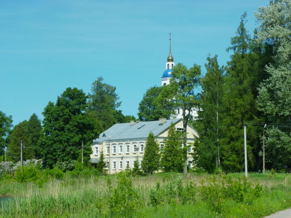 Череменец. Иоанно-Богословский Череменецкий мужской монастырь. фасады, Вид на монастырь со стороны дамбы