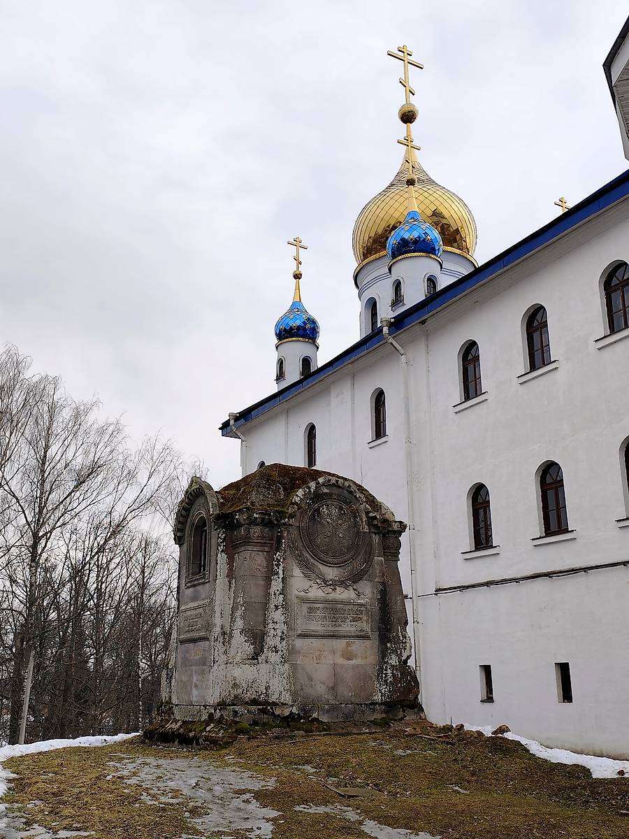 Склеп, дополнительная информация. Иоанно-Богословский Череменецкий мужской монастырь, Череменец (Лужский район, Ленинградская область)