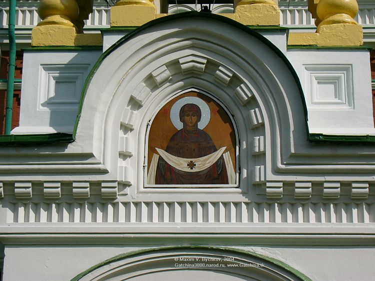 Церковь Покрова Пресвятой Богородицы, Гатчина (Мариенбург) (Гатчинский район, Ленинградская область). дополнительная информация, Над входом - покров Пресвятой Богородицы
