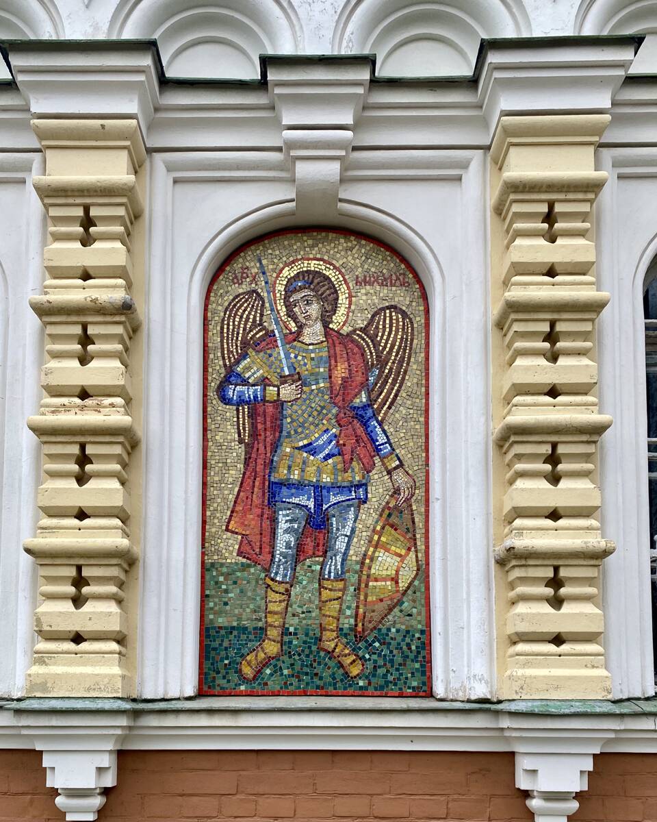 Церковь Покрова Пресвятой Богородицы, Гатчина (Мариенбург) (Гатчинский район, Ленинградская область). дополнительная информация, Мозаичное панно