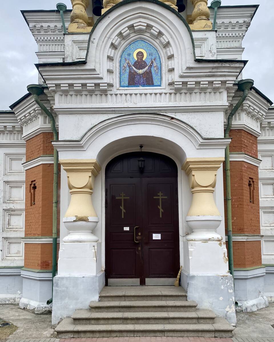 Церковь Покрова Пресвятой Богородицы, Гатчина (Мариенбург) (Гатчинский район, Ленинградская область). архитектурные детали, Паперть