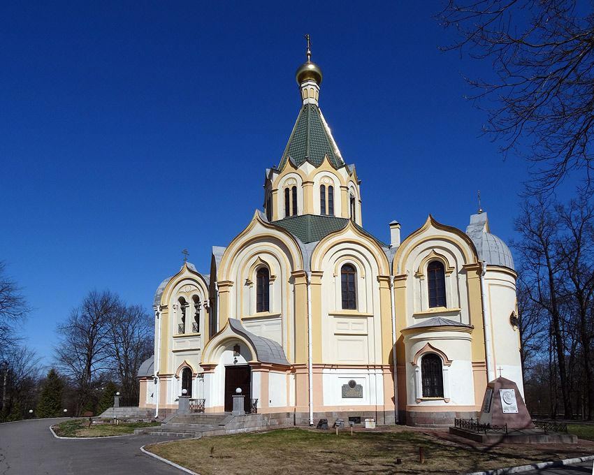 Любань. Церковь Петра и Павла. фасады, Справа возле храма могила А. А. Серебрякова, третьего начальника Николаевской железной дороги