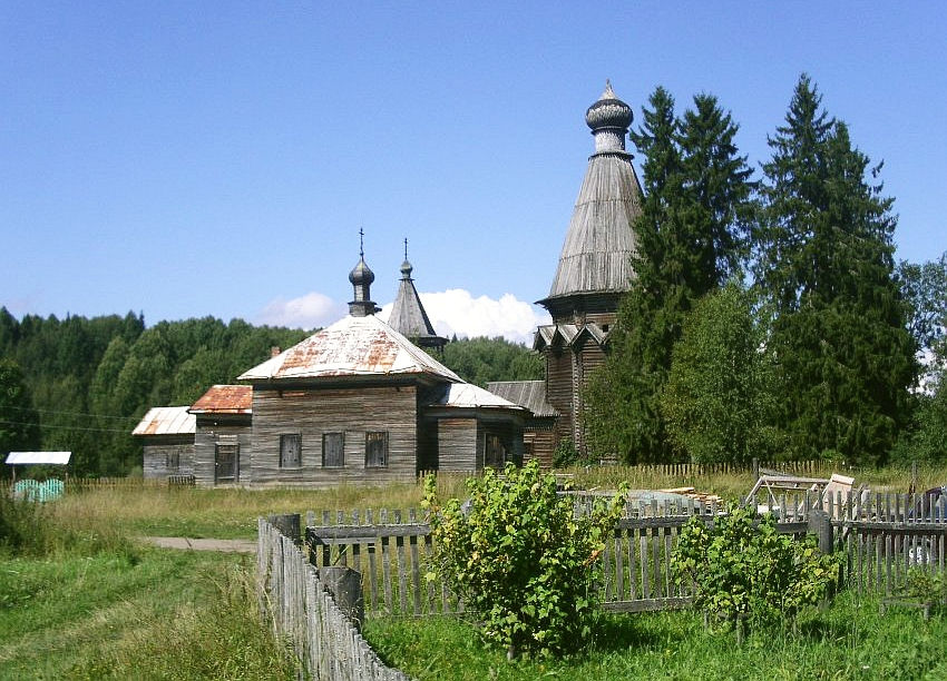 Храмовый комплекс Согинского погоста, Согиницы (Подпорожский район, Ленинградская область). общий вид в ландшафте, вид с юго-востока