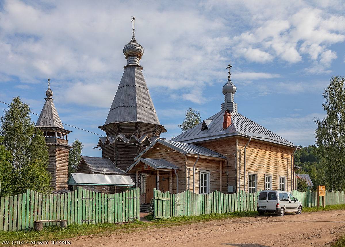 общий вид в ландшафте. Храмовый комплекс Согинского погоста, Согиницы (Подпорожский район, Ленинградская область)