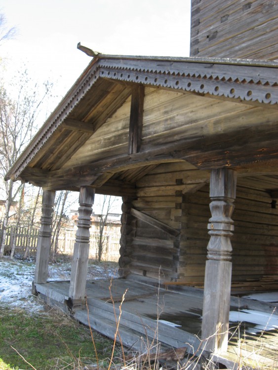 Церковь Димитрия Солунского, Щелейки (Подпорожский район, Ленинградская область). архитектурные детали, Украшенное фигурными балясинами и резными подзорами крытое крылечко перед входом на колокольню