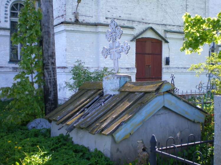 Церковь Флора и Лавра, Клюкошицы (Лужский район, Ленинградская область). дополнительная информация, на этом месте ранее располагалась деревянная церковь свв. мчч. Флора и Лавра, построенная при Иване Грозном.