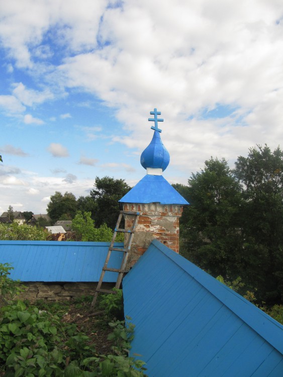 Церковь Флора и Лавра, Клюкошицы (Лужский район, Ленинградская область). дополнительная информация, Летом 2011г. ограда с главками была обновлена