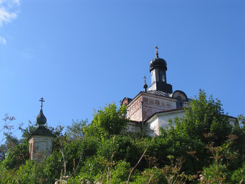 Клюкошицы. Церковь Флора и Лавра. общий вид в ландшафте
