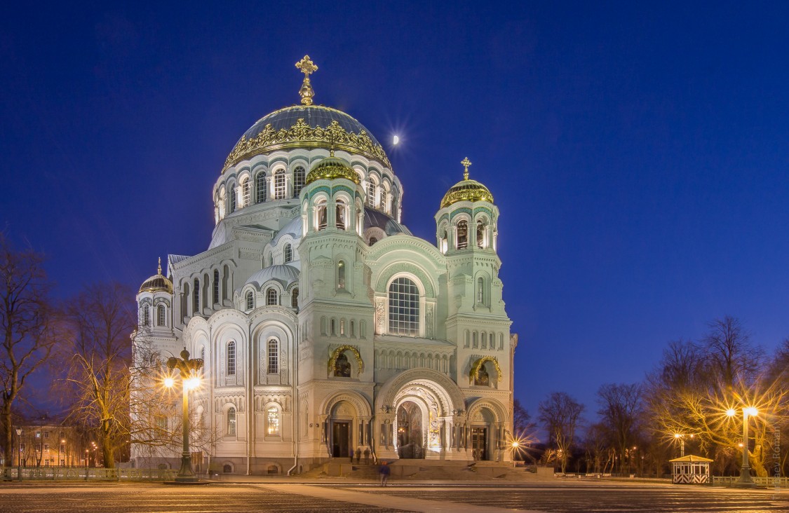 Кронштадт. Морской собор Николая Чудотворца в Кронштадте. фасады, В вечерней подсветке