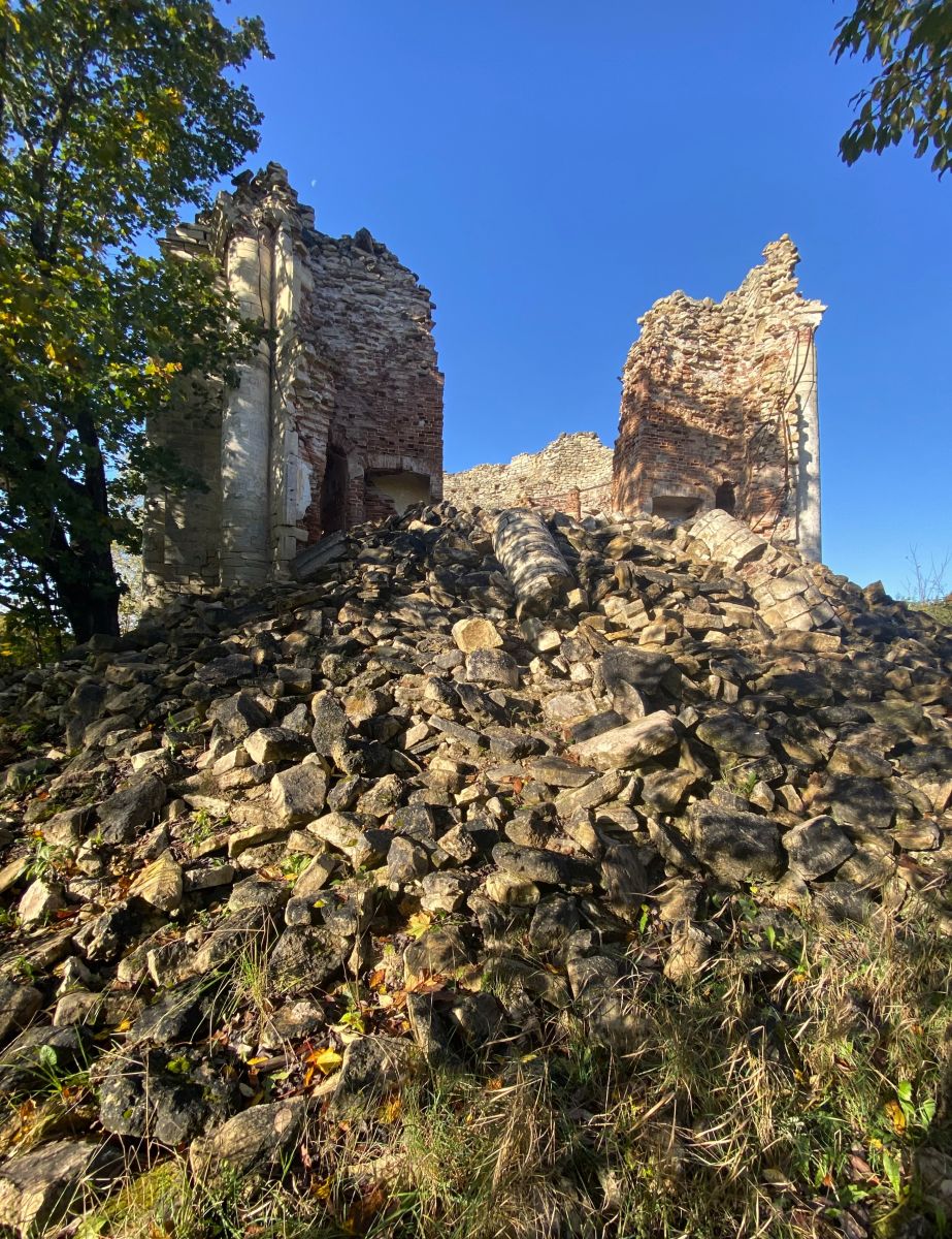 Церковь Троицы Живоначальной, Пятая Гора (Волосовский район, Ленинградская область). дополнительная информация, Развалины апсиды