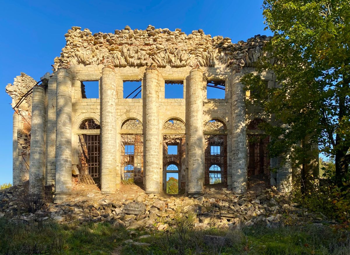 Церковь Троицы Живоначальной, Пятая Гора (Волосовский район, Ленинградская область). фасады, Южный фасад со стороны парка