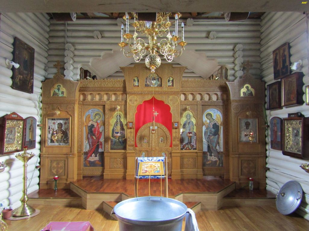 Церковь Иоанна Кронштадтского, Колтуши (Всеволожский район, Ленинградская область). интерьер и убранство, Внутри храма. Иконостас.