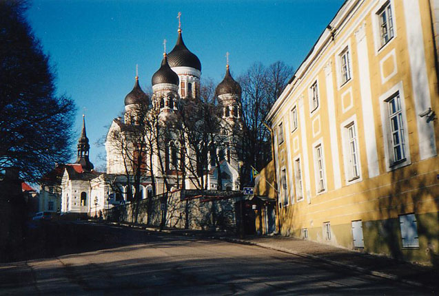 Таллин. Кафедральный собор Александра Невского. общий вид в ландшафте