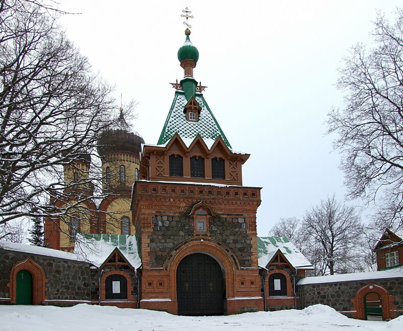 Успенский Пюхтицкий женский монастырь, Куремяэ (Ида-Вирумаа, Эстония). дополнительная информация, Главный вход с колокольней. На заднем плане – Успенский собор. Вид из-за монастырской ограды