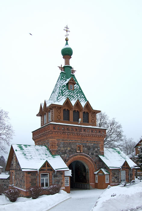 Успенский Пюхтицкий женский монастырь, Куремяэ (Ида-Вирумаа, Эстония). дополнительная информация, Главный вход с колокольней. Вид с монастырского двора