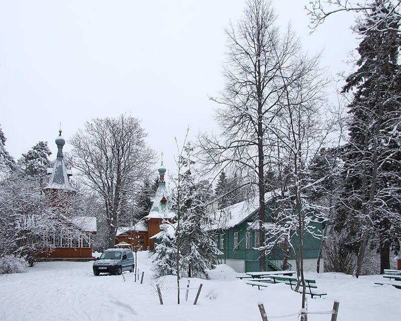 Успенский Пюхтицкий женский монастырь, Куремяэ (Ида-Вирумаа, Эстония). дополнительная информация, Горка. Колокольня, храм прп. Сергия Радонежского и жилой корпус. За правым краем кадра – крестильный храм