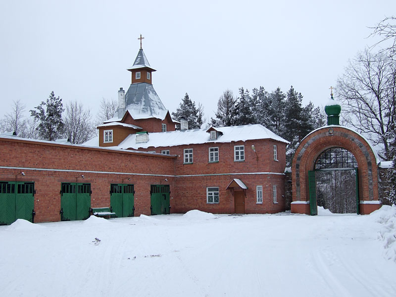 Успенский Пюхтицкий женский монастырь, Куремяэ (Ида-Вирумаа, Эстония). дополнительная информация, Машинный двор и вторые монастырские ворота. Вид с монастырского двора