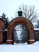 Успенский Пюхтицкий женский монастырь, Вторые монастырские ворота (у машинного двора). Вид с монастырского двора, Куремяэ, Ида-Вирумаа, Эстония