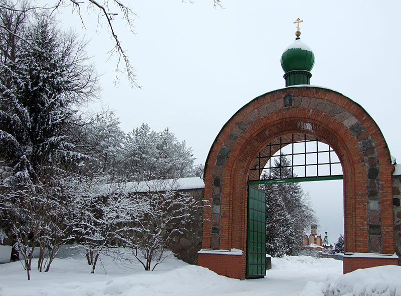 Успенский Пюхтицкий женский монастырь, Куремяэ (Ида-Вирумаа, Эстония). дополнительная информация, Вторые монастырские ворота (у машинного двора). На заднем плане – Успенский собор и колокольня над главным входом. Вид из-за монастырской ограды