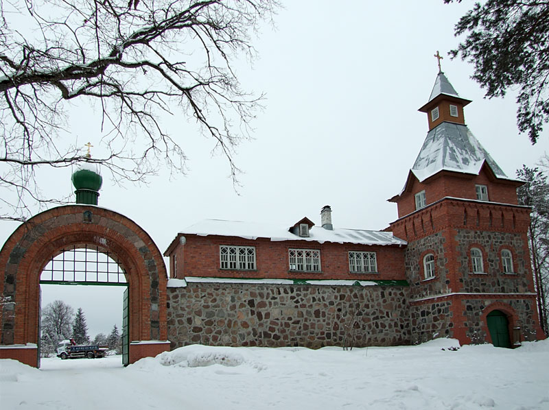 Успенский Пюхтицкий женский монастырь, Куремяэ (Ида-Вирумаа, Эстония). дополнительная информация, Вторые монастырские ворота (у машинного двора). Вид из-за монастырской ограды