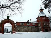 Успенский Пюхтицкий женский монастырь, Вторые монастырские ворота (у машинного двора). Вид из-за монастырской ограды, Куремяэ, Ида-Вирумаа, Эстония