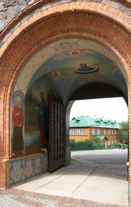 Успенский Пюхтицкий женский монастырь, Куремяэ (Ида-Вирумаа, Эстония). дополнительная информация, Главный вход с колокольней. Внутренняя часть ворот (левая часть). Вид с монастырского двора