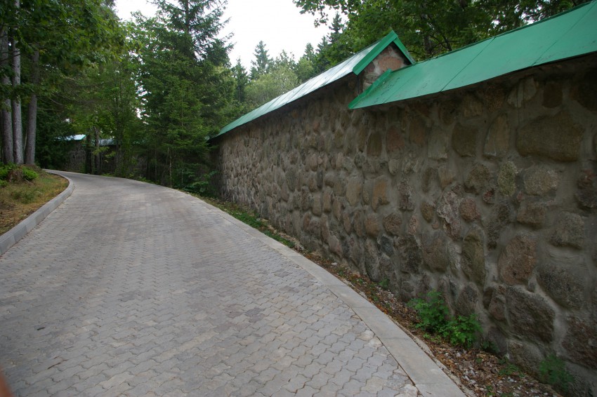 Успенский Пюхтицкий женский монастырь, Куремяэ (Ида-Вирумаа, Эстония). дополнительная информация, Внутренняя стена монастыря.