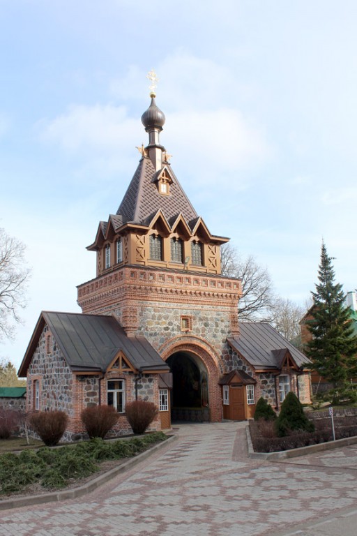 Успенский Пюхтицкий женский монастырь, Куремяэ (Ида-Вирумаа, Эстония). дополнительная информация, Святые ворота. Вид с территории монастыря