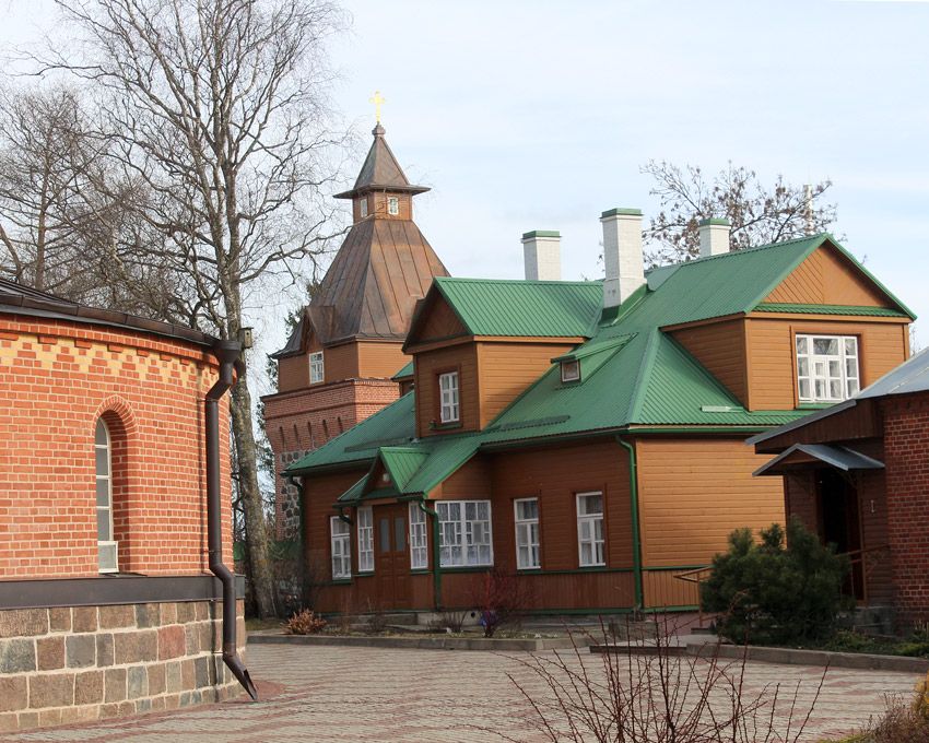 Успенский Пюхтицкий женский монастырь, Куремяэ (Ида-Вирумаа, Эстония). дополнительная информация, Вид на келейный корпус и северо-восточную башню. Слева алтарная часть Успенского собора