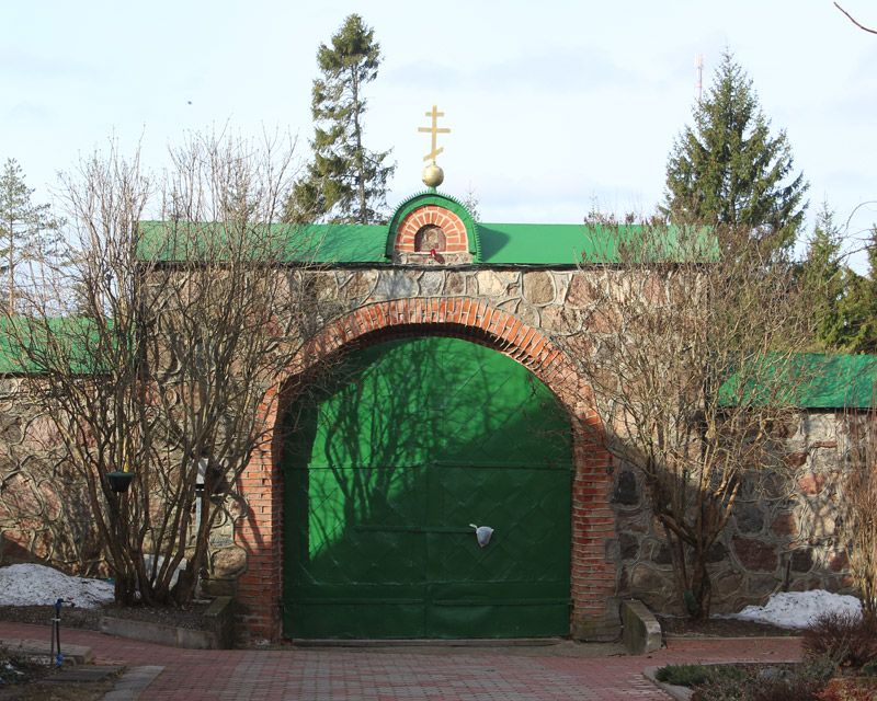 Успенский Пюхтицкий женский монастырь, Куремяэ (Ида-Вирумаа, Эстония). дополнительная информация, Западные ворота. Вид с территории монастыря